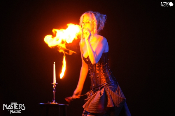 Donna maga magic woman fire, vestiti steam punk per eventi e spettacoli