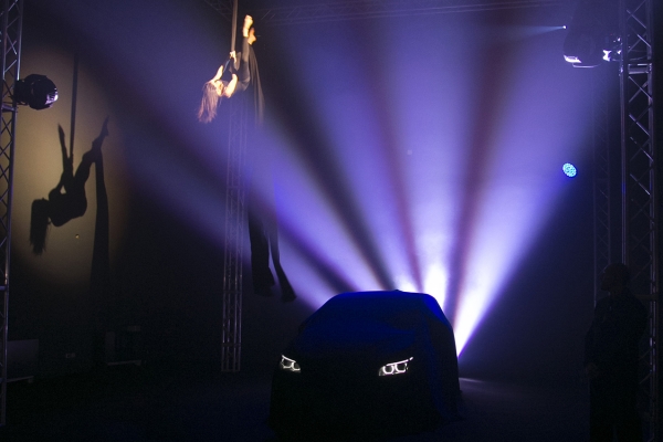 Reveal BMW Serie 2 Active Tour, presentazione di nuovi prodotti. Nuova automobile. QC Terme Milano. Ballerina e automobile magica.